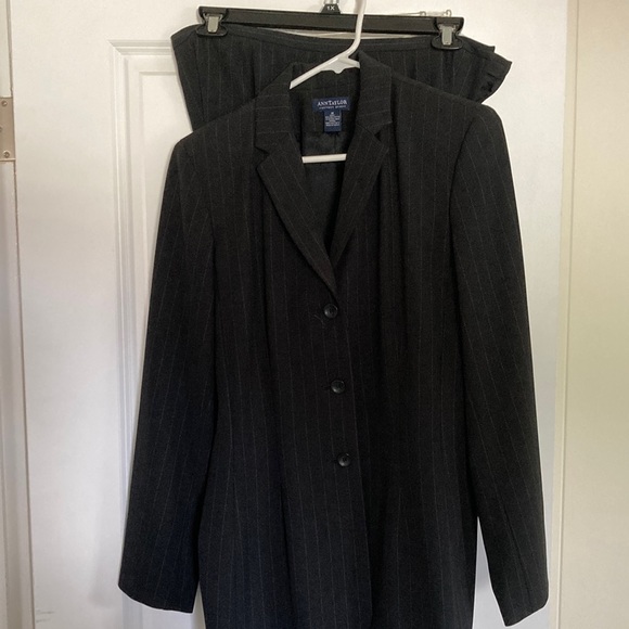 Anne Taylor Women’s Business Suit - Picture 1 of 7